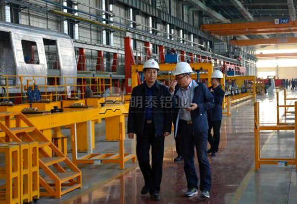 荥阳市委副书记莅临云顶集团交通新材料调研指导工作