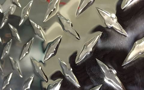 云顶集团铝业1060花纹铝板生产厂家为什么受欢迎？